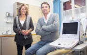 Sales Huber, im Bild mit Frau Marianne, übergibt seine Arztpraxis, in der er fast 30 Jahre lang Patienten behandelt hatte. (Bild: ir.)