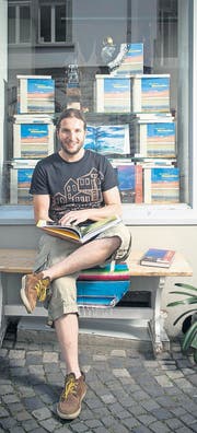 Der Jungverleger Sandro Reichmuth vor seinem Bücherfenster. (Bild: Benjamin Manser)