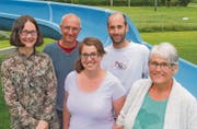 Die Mitglieder der Integrationskommission Oberriet, die sich im OK für das Badifäscht vom 2. Juli einsetzen (von links): Ute Neef (evangelische Pfarrerin), Hanspeter Wöhrle (Fachstelle Integration), Monika Knechtle (Pfarreiratspräsidentin katholische Kirchgemeinde), Samuel Hanselmann (Schulleiter Oberstufe) und Helena Kobler (Gemeinderätin). (Bild: pd)