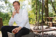Noch sitzt David Geisser alleine an der Grillstelle am Lamperswiler Weiher. Diesen Sommer wird er Leser der Wiler Zeitung kulinarisch verwöhnen. (Bild: Simon Dudle)