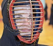 Der Augenkontakt durch die Maske ermöglicht eine psychologische Kampfführung. (Bild: Urs Huwyler)