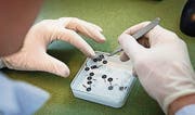 Eine neue Li-Ion-Batterie der Wyon AG wird zusammengebaut. (Bild: Ralph Ribi (Ralph Ribi))