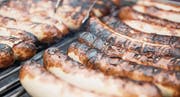 Die geehrten Personen durften ihre Bratwurst im VIP-Bereich geniessen. (Bilder: Mareycke Frehner)