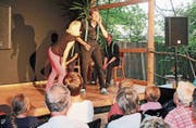 Sandra Peterer («Ross & heiter») wundert sich, dass ihr Grossvater (Fabian Engbersen/«Improgress») ohne Hörgerät unterwegs ist.