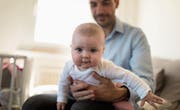 Eltern mit Kleinkindern sollen in Gossau eine bessere Unterstützung bekommen. (Bild: Gaëtan Bally/Keystone)