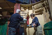 Marianne Rivas (rechts) und die pensionierte Architektin Silvia Hausammann beim Feinschliff an der Zaubermühle im Märchenzelt des Walter-Zoos. Der Unterbau der Kulisse ist aus Holz, der Rest aus Styropor, wie die grüne Türe, die blauen Mauersteine oder die aufgehängten Klöppel. (Bilder Michel Canonica:)