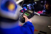 Die St.Galler Kantonspolizei hat sechs Fahrer aus dem Verkehr gezogen, die unter Alkohol- oder Drogeneinfluss standen. (Bild: JEAN-CHRISTOPHE BOTT (KEYSTONE) (Symbolbild))