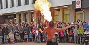 Feuer und Flamme rundeten den Tag der offenen Tür in Heerbrugg ab: Die Feuershow, die eine halbe Stunde vor Ladenschluss losging, lockte das Publikum aus den Läden und auf die Strasse. (Bilder: Remo Zollinger)