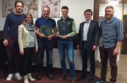 Der Vorstand des Tennisclubs mit dem abtretenden Präsidenten Peter Baumgartner (Dritter von links) und seinem Nachfolger Ruben Schuler (Vierter von links). (Bild: PD)