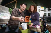 Magnus und Kathrin Helg verkaufen am Ökomarkt Kompostwürmer. (Bilder: Ralph Ribi)