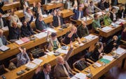 Oft das Zünglein an der Waage: die GLP-Fraktion im Stadtparlament vorne in der Bildmitte. (Bild: Benjamin Manser)