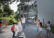 Lehrpersonen, Schulkinder und Eltern haben mit einem Fest bereits Abschied vom Schulhaus Tschudiwies genommen. (Bild: Ralph Ribi)