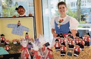 Eine Mitarbeiterin des Seniorenzentrums Uzwil präsentiert stolz ihre selbstgebastelten Figuren. (Bild: PD)