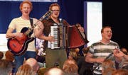 Die Fäaschtbänkler brachten Stimmung in die Halle. Dem Publikum gefiel der kurze, aber erfrischende Auftritt der jungen Musiker, es spendete fleissig Applaus. (Bilder: Remo Zollinger/Monika von der Linden)