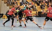 René Rigas mit der Nummer 15 versucht sich durch die gegnerische Abwehr zu tanken und wird vom besten Innerrhoder Torschützen Arie Thür (Nummer 21) beobachtet. (Bild: PD)