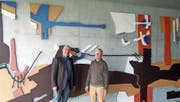 Remo Maurer (links) hat Grund zur Freude, die Bilder von Josef Ebnöther haben in «seinem» Schulhaus einen neuen Platz gefunden. (Bild: pd)