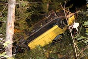 Das total demolierte Auto musste mit einem Kran geborgen werden. (Bild: Kapo AI)