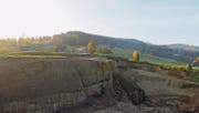 Der Büelberg wird sich verändern: Im Vordergrund die jetzige Kiesgrube, dahinter der Weiler Büel mit dem Büelberg (hinten). (Bild: Michael Hug)