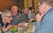 Angeregte Gespräche am Rande der Versammlung. (Bild: René Jann)