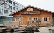 Gestern war das Raiffeisen-Chalet noch im Aufbau, ab morgen wird Essen serviert. (Bild: Judith Schönenberger)