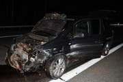 Dieser Wagen ist nach der Kollision mit Wildschweinen nicht mehr fahrbar. (Bild: Kapo SG)