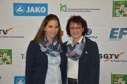 Nicole Raschle, Bütschwil, (rechts) mit Dominique Rüdlinger, Wattwil, ihrer Nachfolgerin beim kantonalen Turnverband. (Bild: Beat Lanzendorfer)