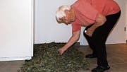 Emmi Rissi trocknet das Laub aus ihrem Garten auf der Fussbodenheizung ihres Hausflurs.Bild: Max Pflüger