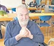 Albert Baumgartner streichelt eines der beherbergten Kücken. (Bild: rz)