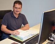 Richard Scherrer in seinem Treuhandbüro, das sich an der Mühlaustrasse 8 in Bazenheid befindet. (Bild: Beat Lanzendorfer)