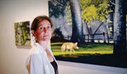Beatrice Dörig vor ihrer Arbeit «Raubtier in der Stadt. Ein Kojote wandert durch den Griffith Park, L. A.» (Öl auf Leinen). (Bild: Ralph Ribi)