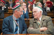 Bekennen Farbe: Zwei Mitglieder des 175 Jahre alten Schweizerischen Studentenvereins unterhalten sich im Kantonsratssaal. (Bild: Ralph Ribi)