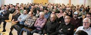 Über hundert Oberrieter interessierten sich für die Informationen zur Ortsplanrevision. Dabei wurden einige Befürchtungen geäussert, zu denen Gemeindepräsident Rolf Huber Stellung bezog. (Bild: Max Pflüger)