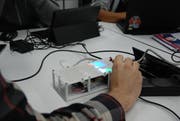 Das fertige «Mastermind» findet Anklang bei den informatikbegeisterten Teilnehmern und Betreuern. (Bild: Angela Hess)