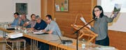 Imelda Stadler informierte als Gemeindepräsidentin rund 50 Stimmberechtigte an der Lütisburger Vorversammlung. (Bilder: Christoph Heer)