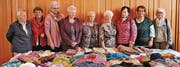 Einige Frauen vom «Kafi Hand und Herz» mit den von ihnen angefertigten Strickwaren. (Bild: pd)