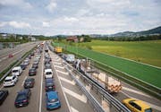 Ein höheres Verkehrsaufkommen hat mehr Unfälle zur Folge, was wiederum zu mehr Staus führt. (Bild: Mareycke Frehner)