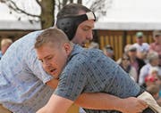 Marcel Kuster (vorne) trotzte Daniel Bösch einen Gestellten ab. (Bilder: Mäx Hasler)