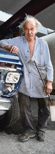 Alois Viertl in Au beim Aufräumen seiner verwüsteten Garage am Abend des 26. August 2011. Die Frau war von der Hauptstrasse über den Vorplatz in Fenster und Autos gedonnert. Sie bleibt unbestraft. (Bild: Archiv/René Schneider)