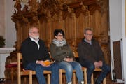 Geruhsamer Abend, von links: Die Stimmenzähler Ueli Bösch, Cornelia Peyer und Paul Gemperle.
