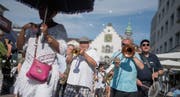 Bei strahlendem Sonnenschein nehmen die Musikanten auf dem Bohl den Marsch auf zur lauten Strassenparade. (Bilder: Benjamin Manser)