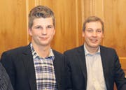 Die SVP-Politiker Mike Egger, Kantonsrat aus Berneck, und Lukas Reimann, Nationalrat aus Wil (SVP). (Bild: seb.)