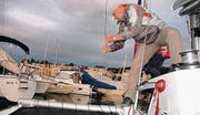 Robert Bosch schnuppert zum ersten Mal beim Segeln. Er zieht einen der beiden seitlichen Rümpfe ein, die dem Katamaran Stabilität geben.
