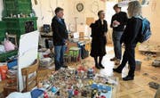 Kreatives Chaos im Atelier von Peter Dew (Zweiter von rechts). (Bild: Andreas Stock)