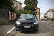 Der Fussgänger versuchte mit einem Sprung den Zusammenstoss mit der Auto zu verhindern. (Bild: Stapo SG)