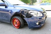 Der beschädigte Wagen. (Bild: Stapo SG)