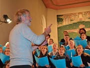 Komponist Peter Roth dirigiert die Uraufführung des Psalm 139 in Alt St. Johann. (Bild: Adi Lippuner)