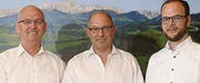 Hans-Peter Ramsauer (li.) übergab die Verantwortung an seinen Sohn Fabian (re.). Geschäftsführer ist Markus Zimmermann, Flawil. (Bild: pd)
