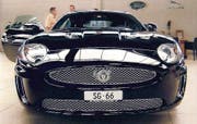 Neue Nummer auf neuem Wagen – der Gamser Josef Lenherr hat ein besonderes Nummernschild ersteigert. (Bild: Dominik Bärlocher)