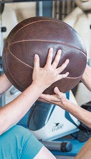 Die neue Ehren-Födlebürgerin ist Fasnächtlerin und auch noch sehr sportlich. (Bild: Urs Bucher)