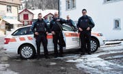 Die Polizisten der Polizeistation Brunnadern (vorne von links): Polizist Yves Holenstein, Wachtmeister Jürg Hollenstein, Postenchef sowie Wachtmeister Markus Engler. Hinten: Oberstleutnant Siegward Rüegg, Leiter Regionalpolizei der Kantonspolizei St. Gallen. (Bild: Urs M. Hemm)